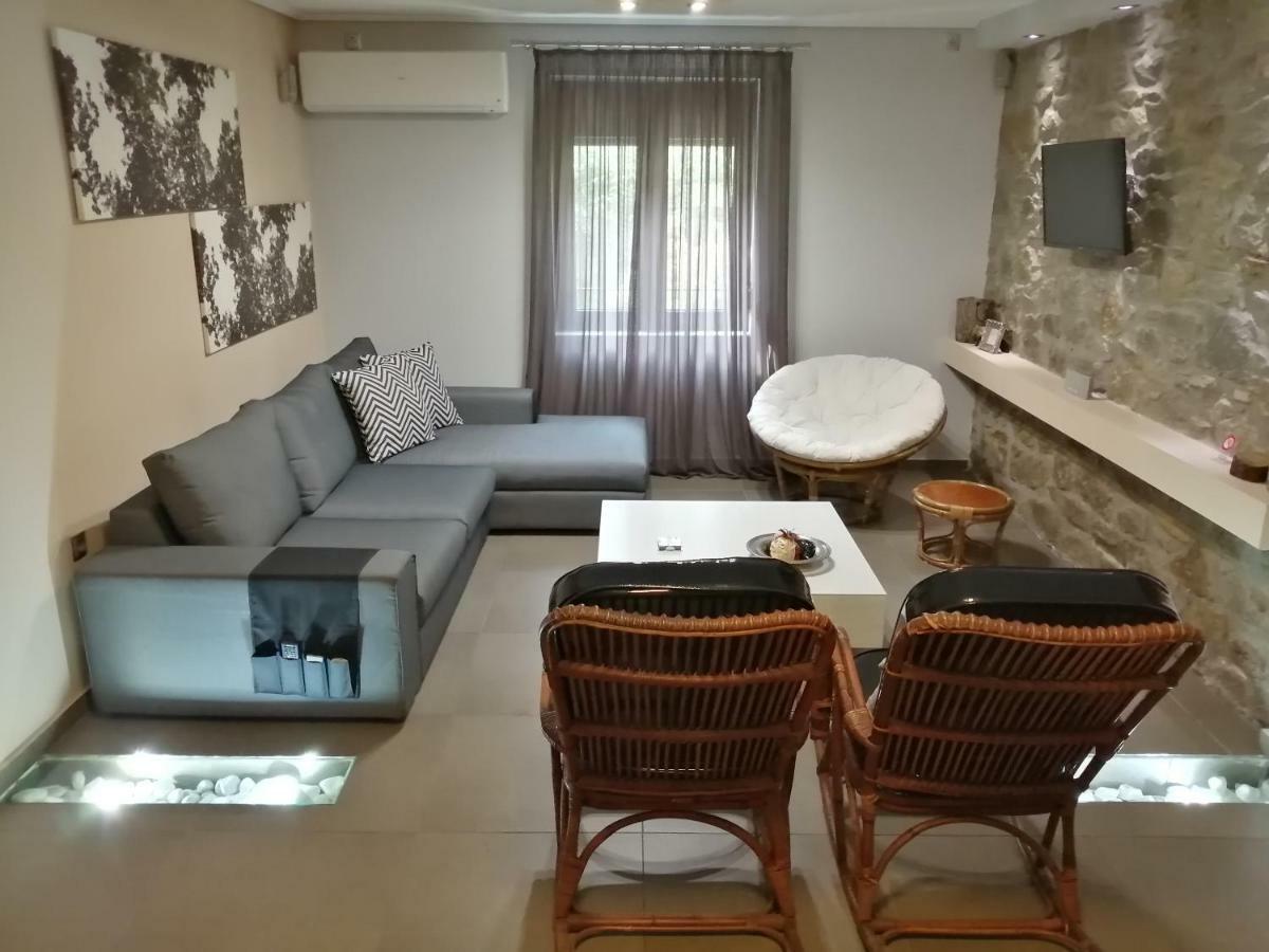 Modern Residence In The Center Of Trikala Exterior foto