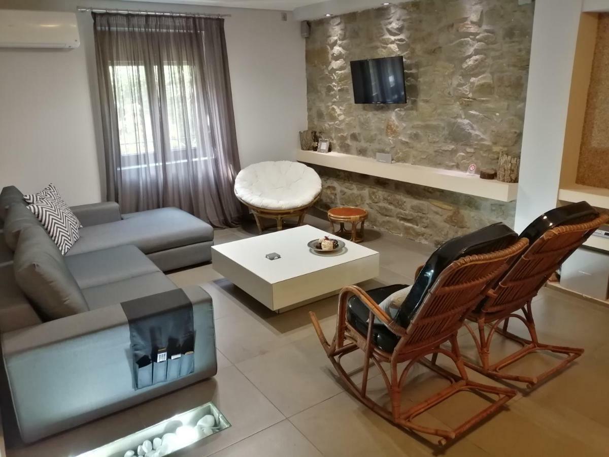 Modern Residence In The Center Of Trikala Exterior foto